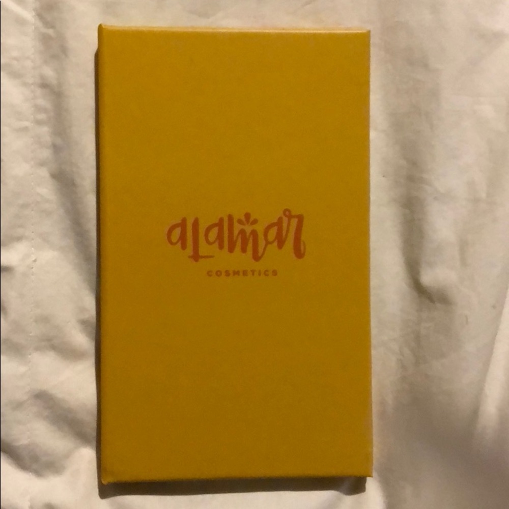 Reina Del Caribe eyeshadow palette Volume 1